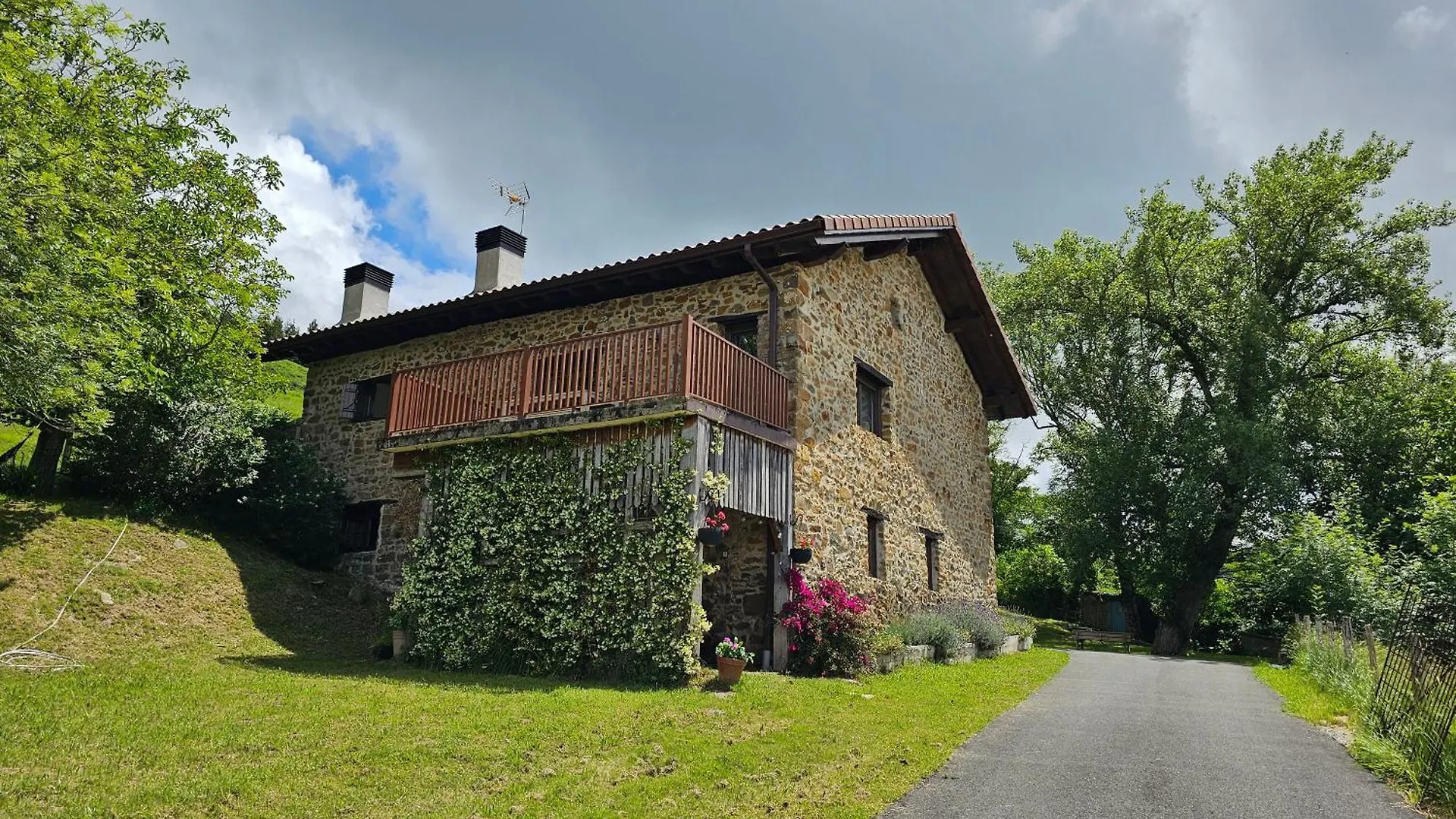 Arbela Apartamentuak Aia